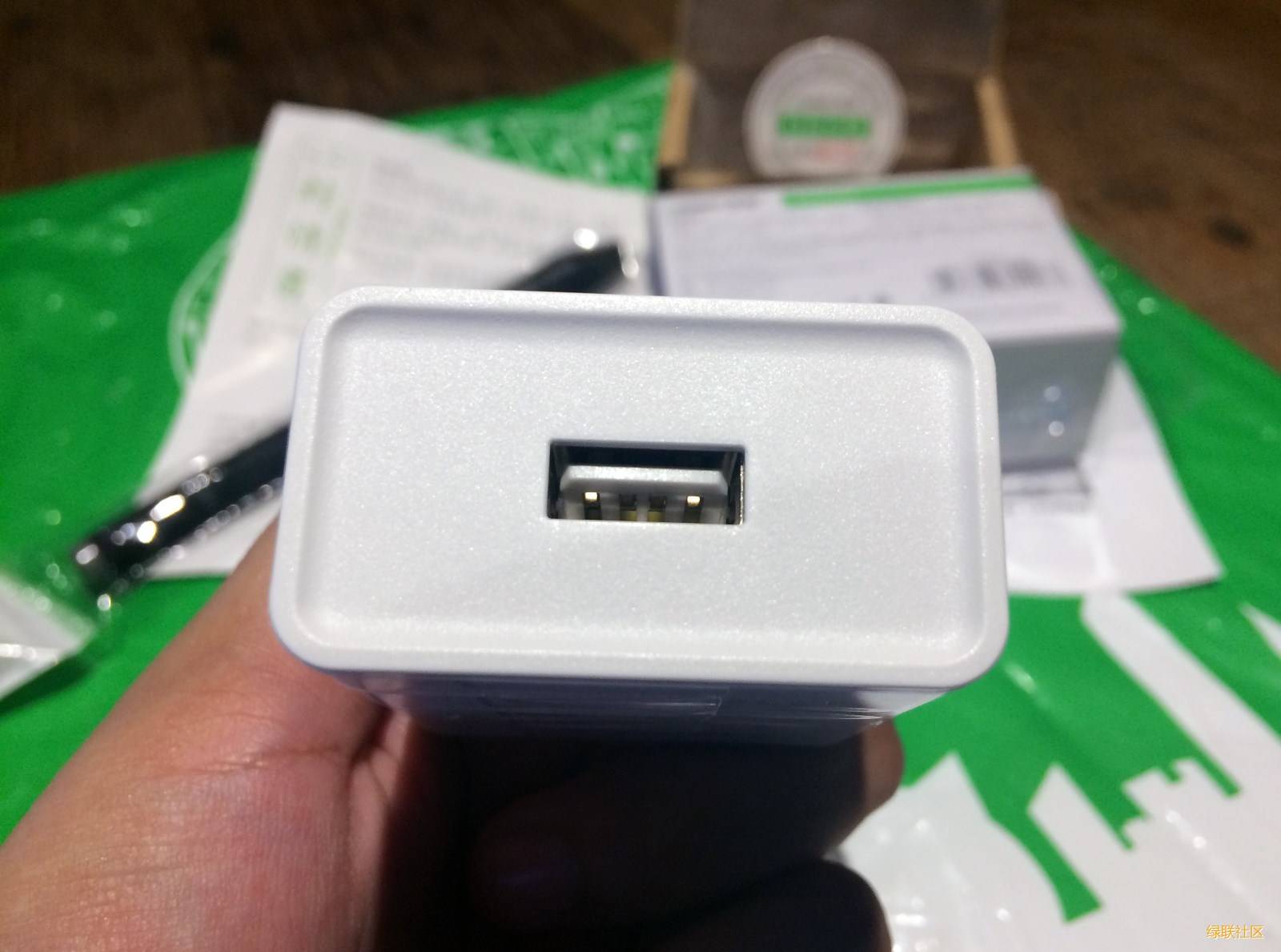 绿联qc3.0充电器插口