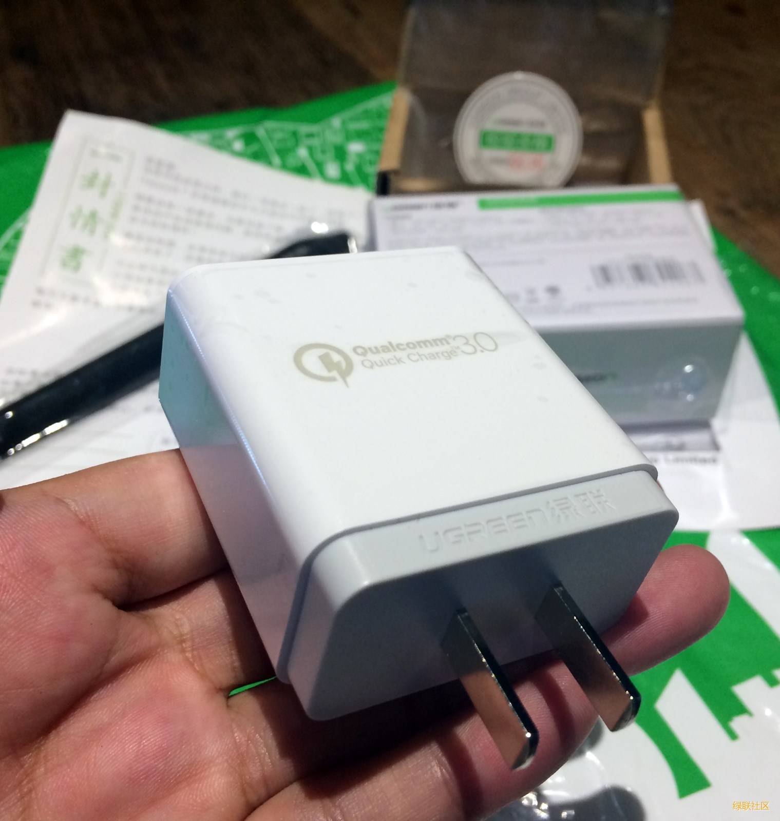 绿联qc3充电器三围