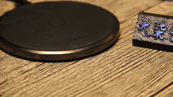 1523265640383010.gif 绿联7.5w无线充电器异物检测