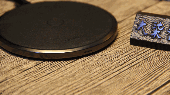 1523265696904510.gif 绿联7.5w无线充电器异物检测