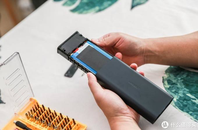 绿联20000mah scp双向快充充电宝拆解,真材实料! 绿联20000mah scp双向快充充电宝拆解,真材实料!