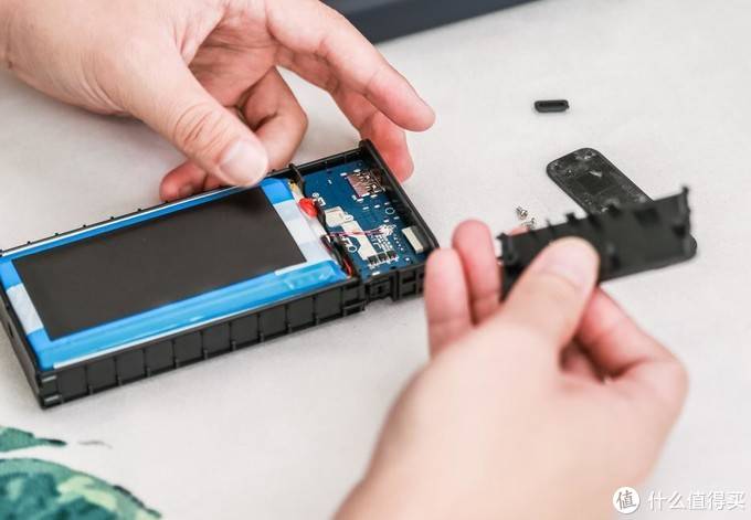 绿联20000mah scp双向快充充电宝拆解,真材实料! 绿联20000mah scp双向快充充电宝拆解,真材实料!