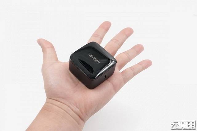 充电头网首测:绿联65w氮化镓充电器开箱评测 绿联65w氮化镓充电器外观