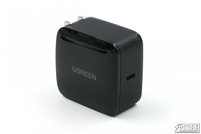 充电头网首测:绿联65w氮化镓充电器开箱评测 绿联65w氮化镓充电器外观