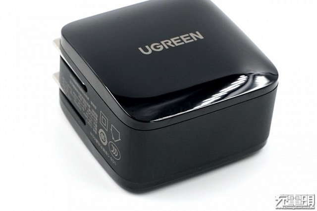 充电头网首测:绿联65w氮化镓充电器开箱评测 绿联65w氮化镓充电器表面工艺