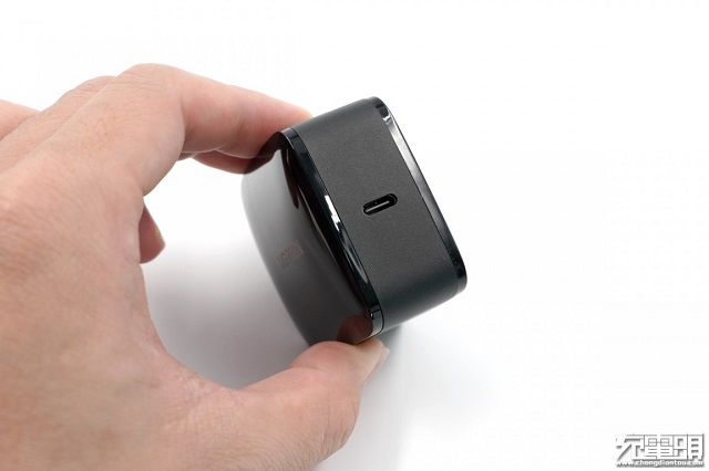 充电头网首测:绿联65w氮化镓充电器开箱评测 绿联65w氮化镓充电器输出口