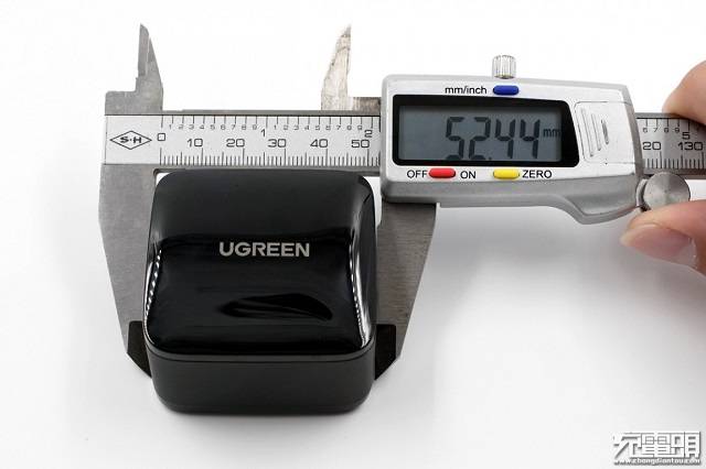 充电头网首测:绿联65w氮化镓充电器开箱评测 绿联65w氮化镓充电器表面尺寸