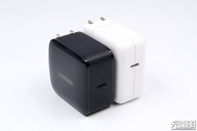 充电头网首测:绿联65w氮化镓充电器开箱评测 绿联65w氮化镓充电器体积对比