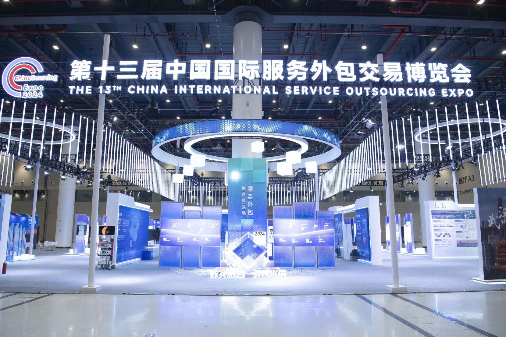 绿联nas私有云亮相服博会