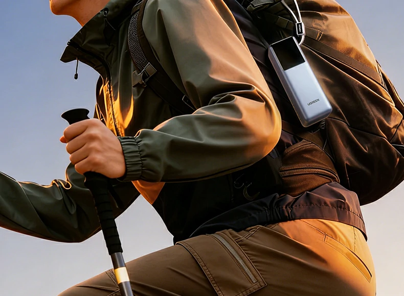 挂绳设计 - 30cm可调节挂绳,背包携带轻松随行 绿联pb728 30cm挂绳挂载背包使用场景,出行便捷