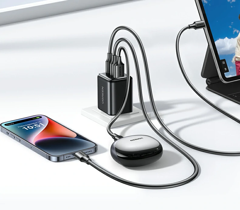 绿联x527三口氮化镓充电器小巧轻便设计