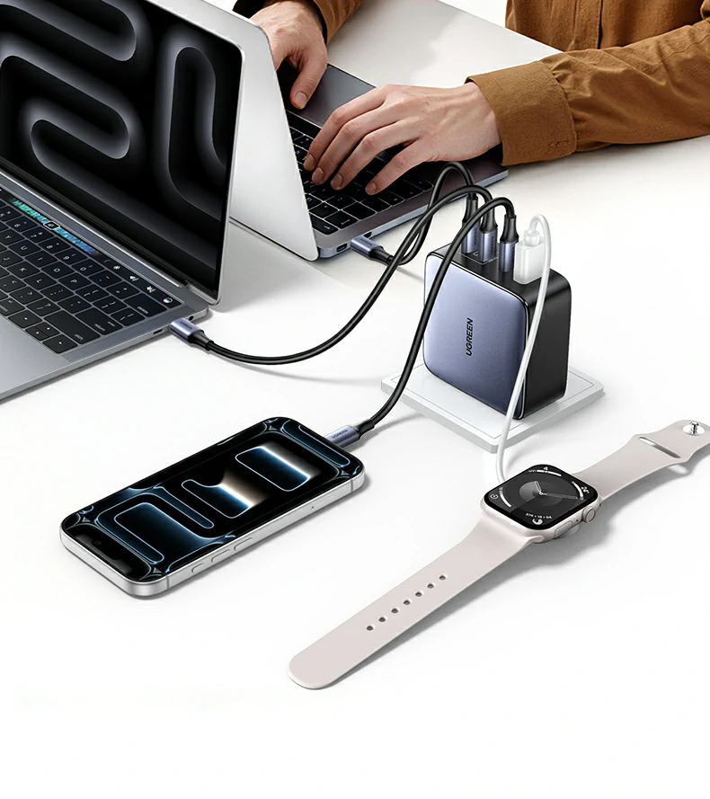 出行必备 - 车载充电,随时随地为电子设备补充电量 旅行途中车载充电场景